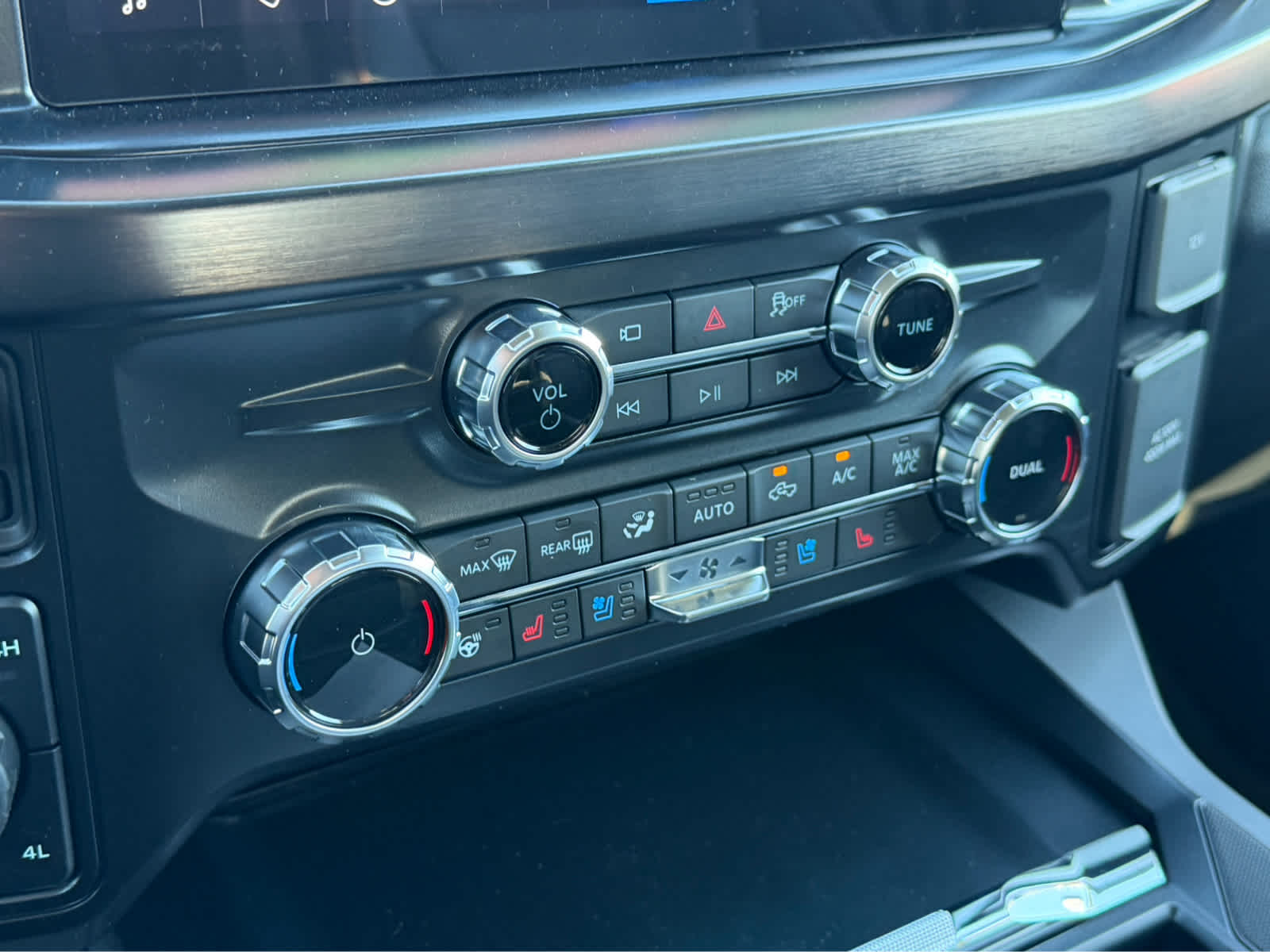 2027 Ford Super Duty F-350 DRW LARIAT