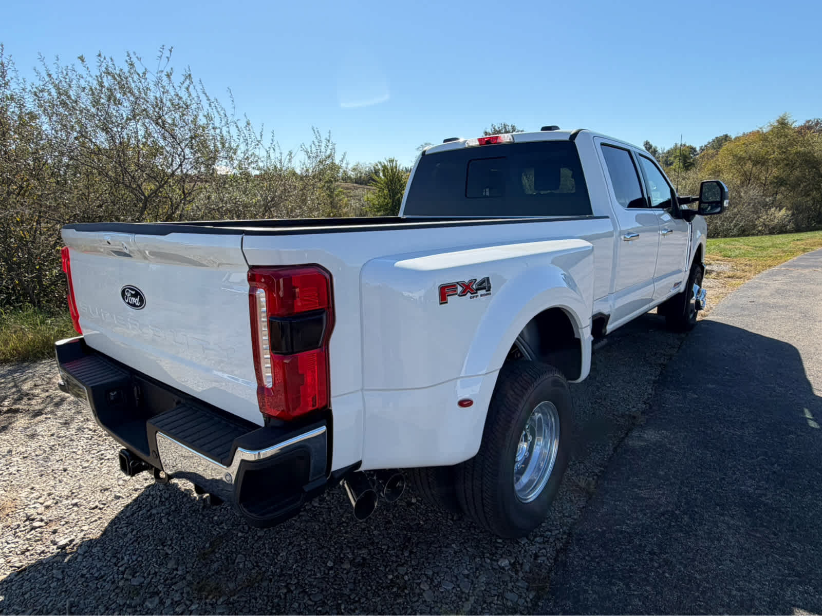 2027 Ford Super Duty F-350 DRW LARIAT