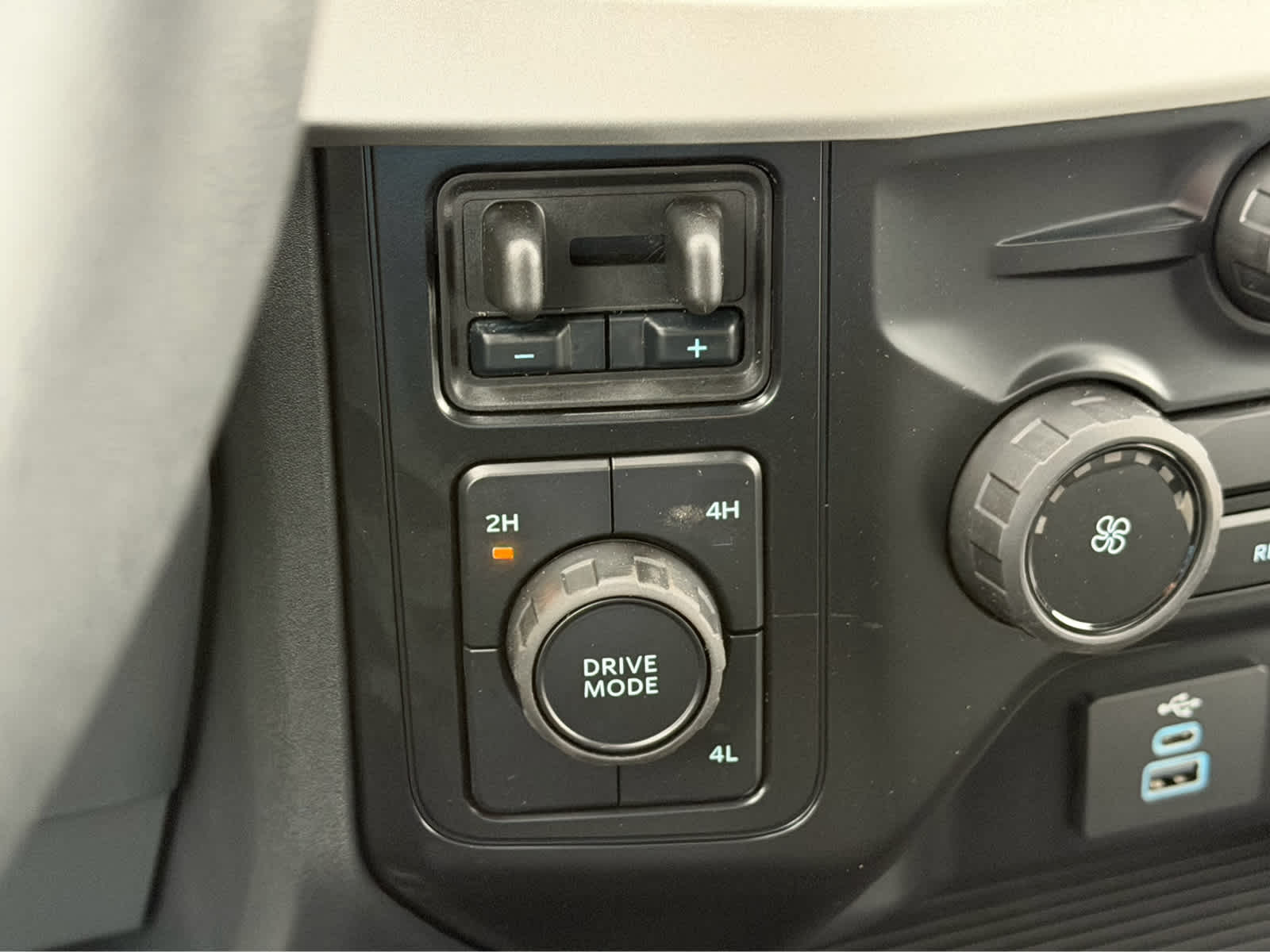 2027 Ford Super Duty F-350 DRW XL