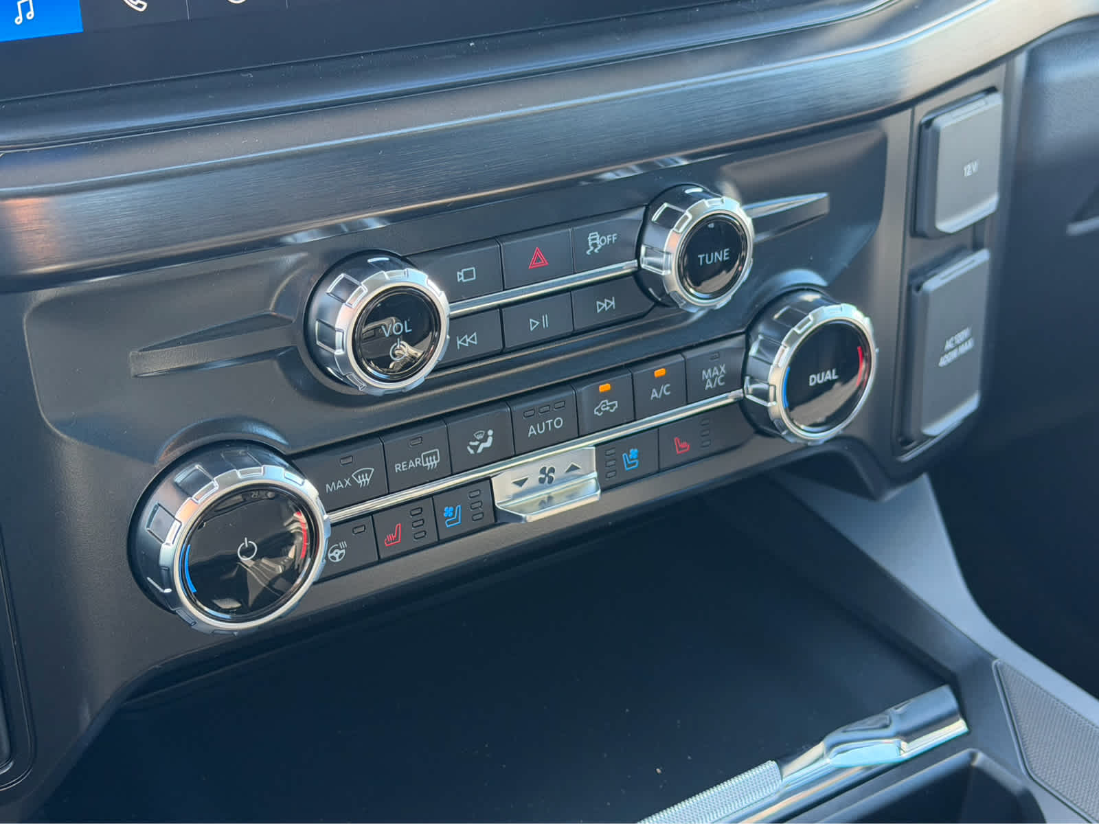 2027 Ford Super Duty F-350 DRW LARIAT