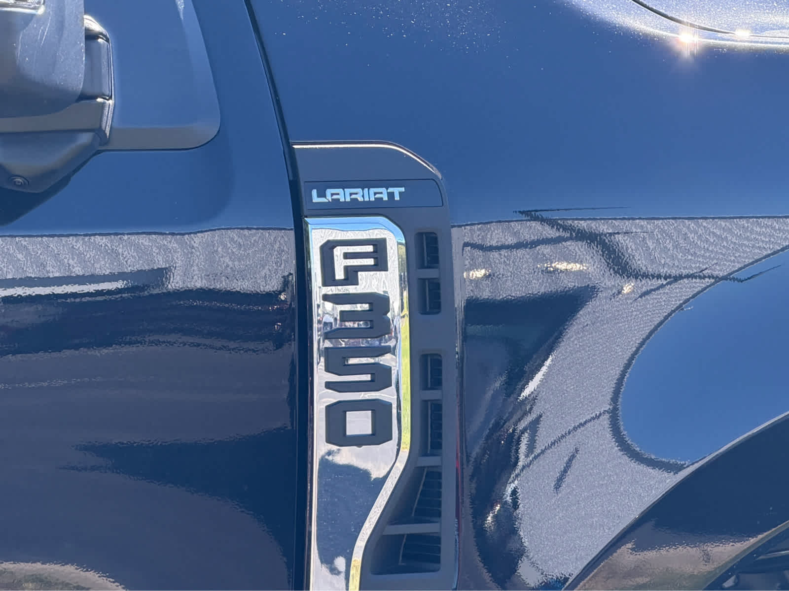 2027 Ford Super Duty F-350 DRW LARIAT