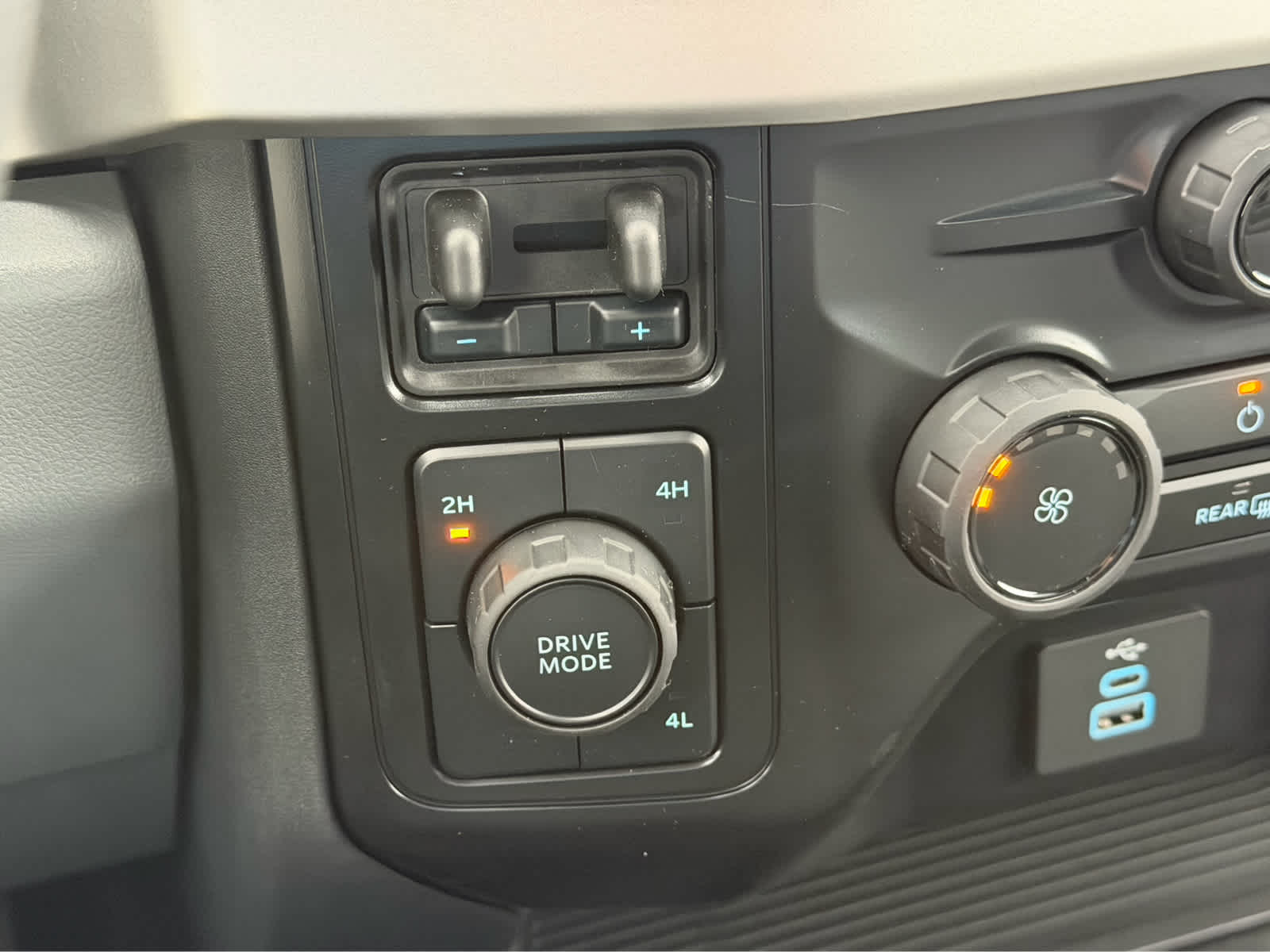 2027 Ford Super Duty F-350 DRW XL