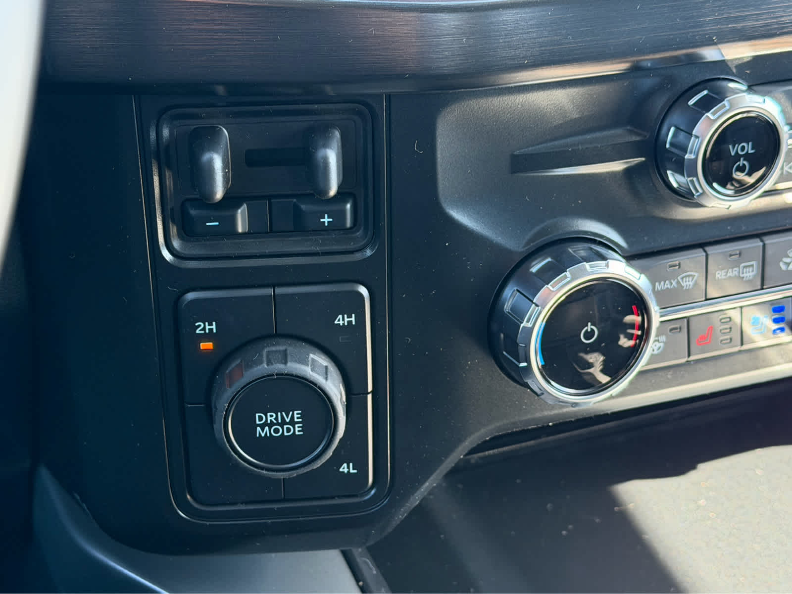 2027 Ford Super Duty F-350 DRW LARIAT