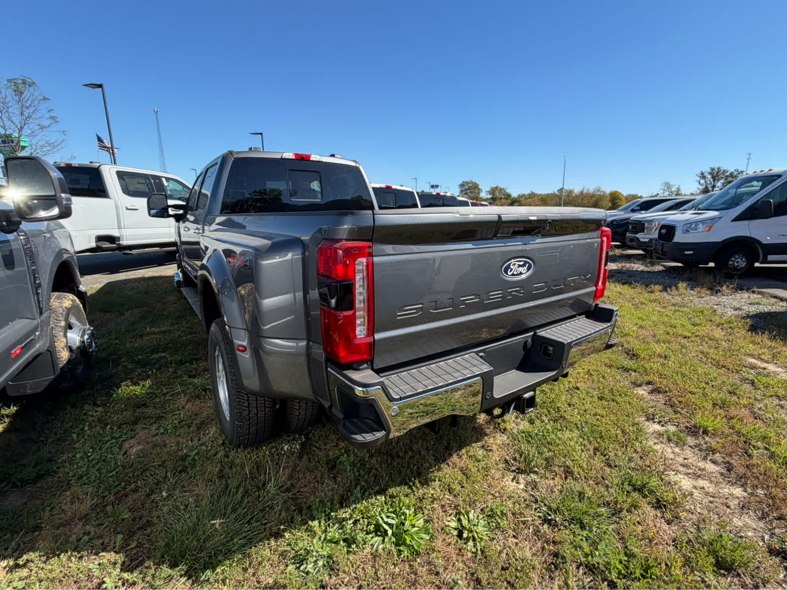 2027 Ford Super Duty F-350 DRW LARIAT