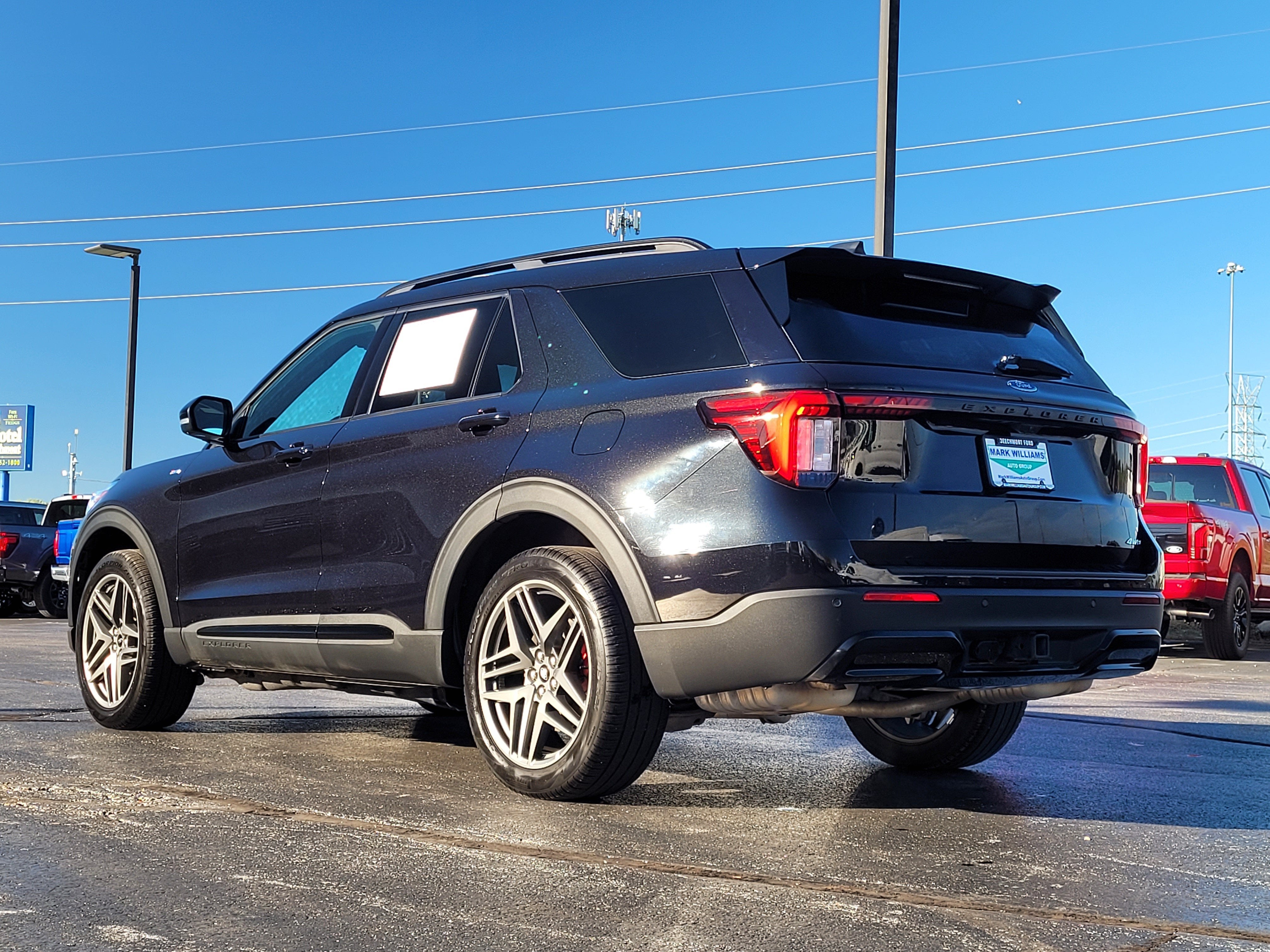 2025 Ford Explorer ST-Line