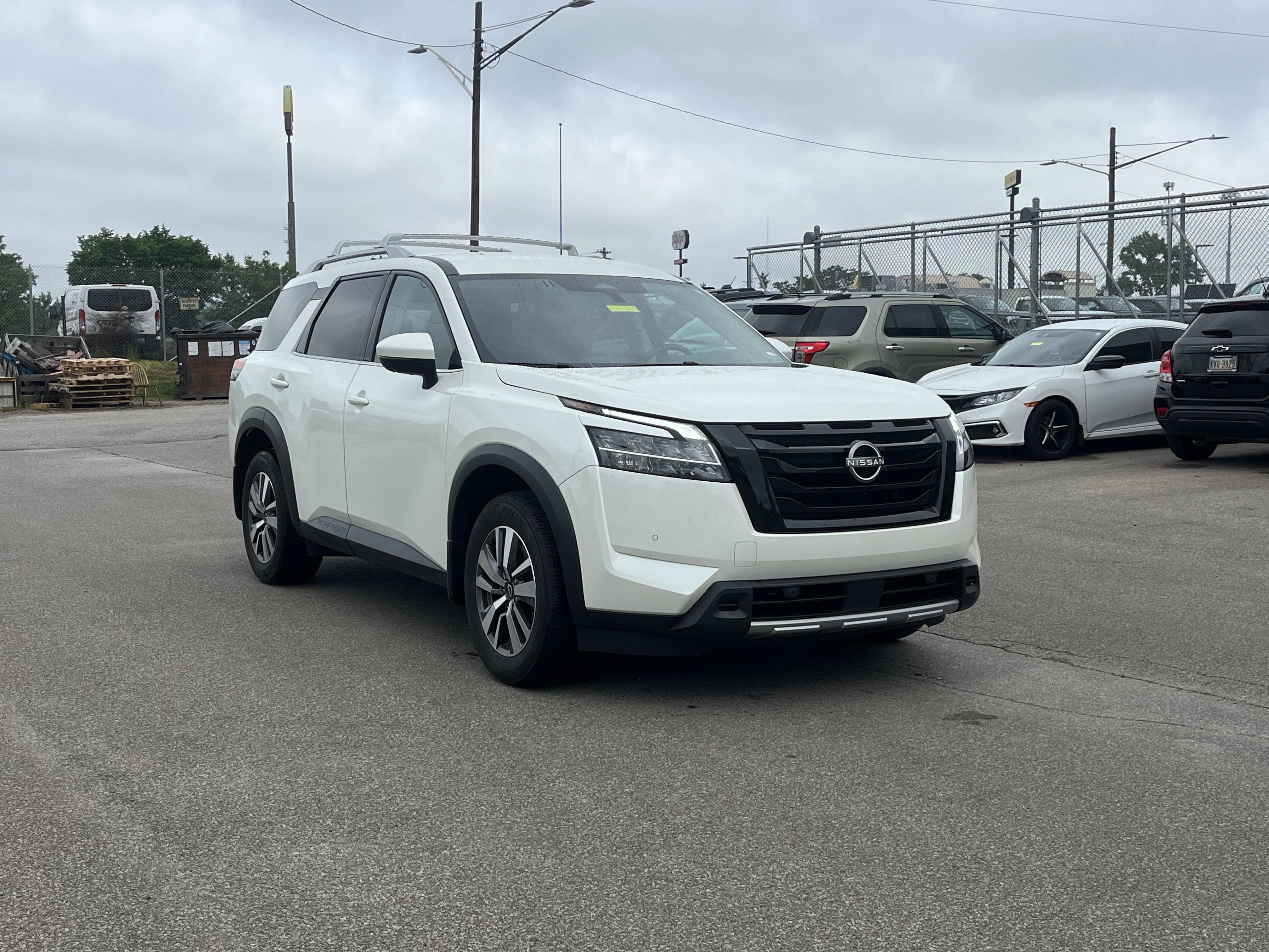 2023 Nissan Pathfinder SL